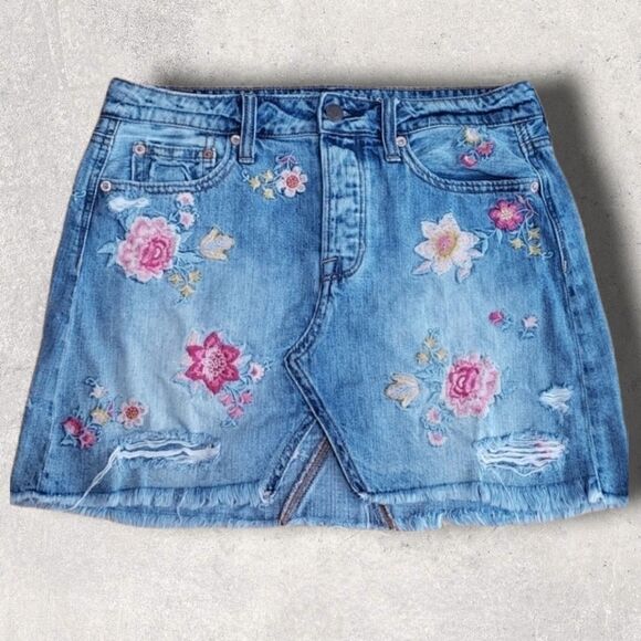 𝅺AEO FLORAL EMBROIDERED TRENDY DISTRESSED OPEN HEM JEAN MINI SKIRT - Picture 1 of 16